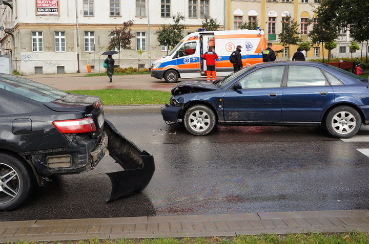 Zderzenie i potrącenie na Grota-Roweckiego zdjęcie nr 75849