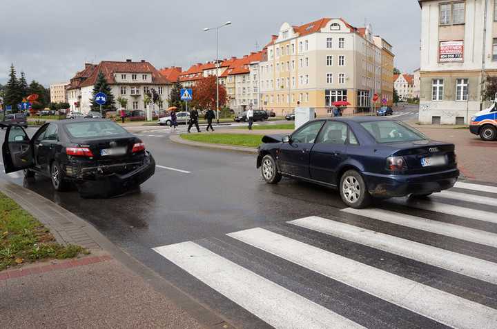 Zderzenie i potrącenie na Grota-Roweckiego zdjęcie nr 75847