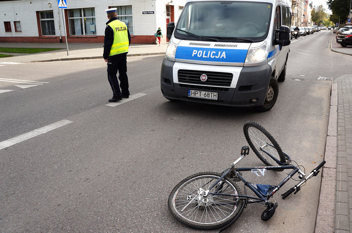 Dziesięciolatek pod kołami samochodu zdjęcie nr 76142