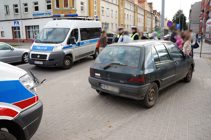 Dziesięciolatek pod kołami samochodu zdjęcie nr 76146