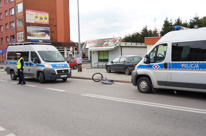 Dziesięciolatek pod kołami samochodu zdjęcie nr 76148