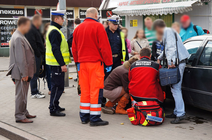 Dziesięciolatek pod kołami samochodu zdjęcie nr 76144