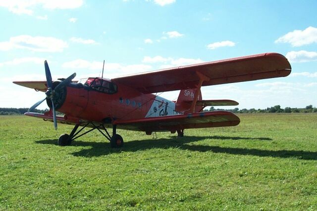 AN-2, czyli popularny Antek to stara, lecz niezawodna konstrukcja. Prototyp oblatano już w 1947 roku. Wyposażony jest