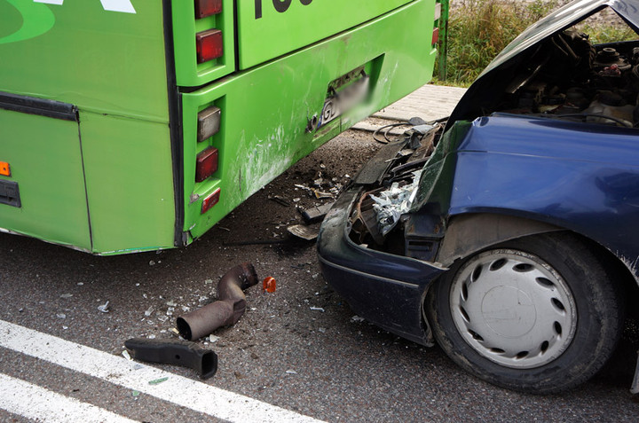 Krasny Las: osobówką uderzył w autobus zdjęcie nr 76183