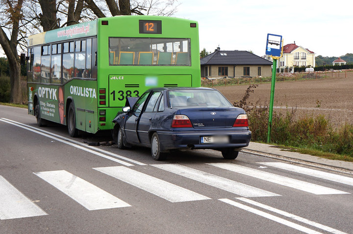 Krasny Las: osobówką uderzył w autobus zdjęcie nr 76187