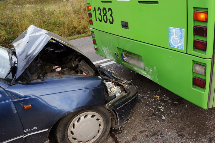 Krasny Las: osobówką uderzył w autobus zdjęcie nr 76182