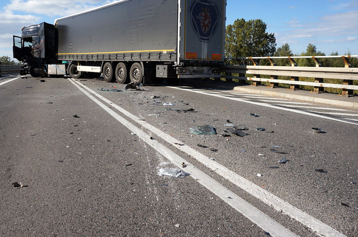 Zderzenie busa z ciężarówką zdjęcie nr 76393