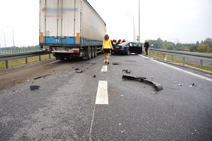 Węzeł Wschód: passatem wjechała pod ciężarówkę zdjęcie nr 76586