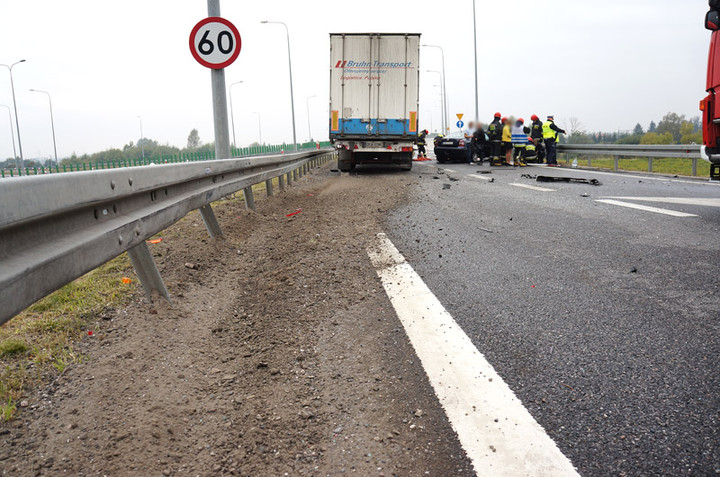 Węzeł Wschód: passatem wjechała pod ciężarówkę zdjęcie nr 76600