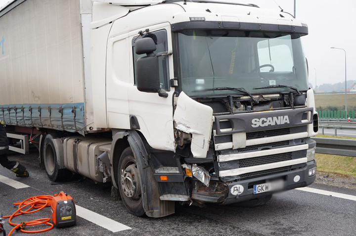 Węzeł Wschód: passatem wjechała pod ciężarówkę zdjęcie nr 76591