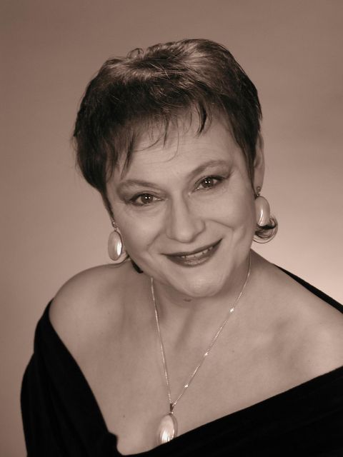 Irena Adamiak
Od roku 2000 w Teatrze Dramatycznym w Elblągu. 
Ważniejsze role teatralne zagrane w