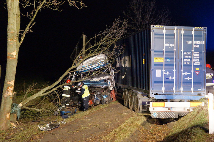 Kazimierzowo: ciężarówka w rowie zdjęcie nr 77430