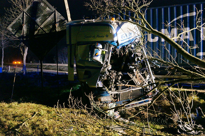 Kazimierzowo: ciężarówka w rowie zdjęcie nr 77433