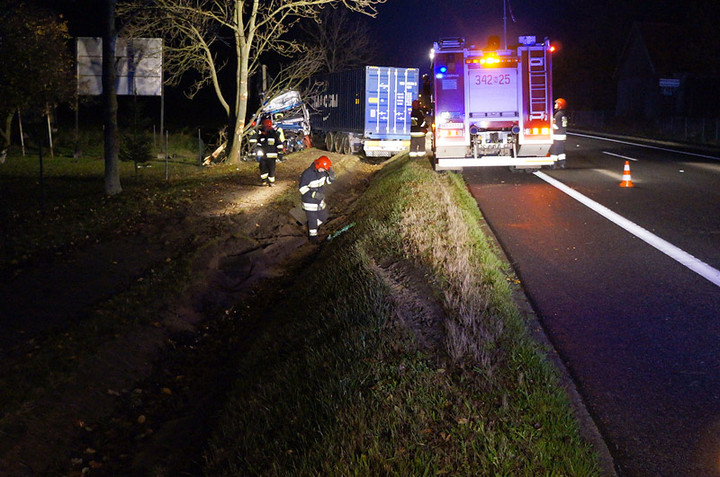 Kazimierzowo: ciężarówka w rowie zdjęcie nr 77429