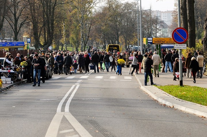 Tłumy na cmentarzach zdjęcie nr 78077