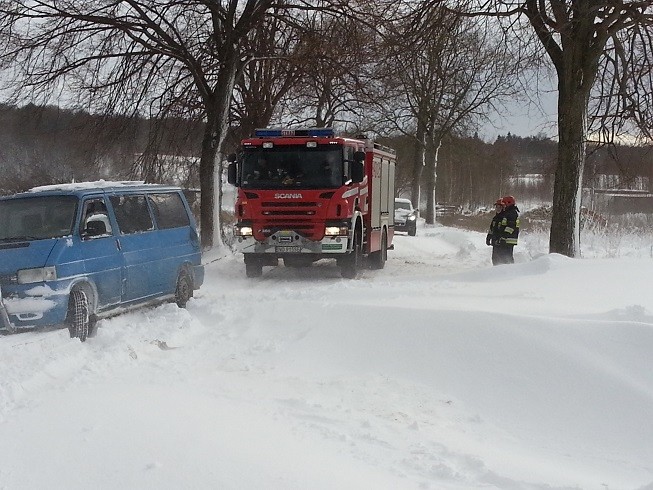 Łęcze. Strażacy wyciągali auto z rowu zdjęcie nr 79719