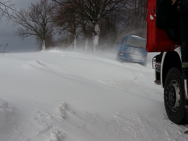 Łęcze. Strażacy wyciągali auto z rowu zdjęcie nr 79717