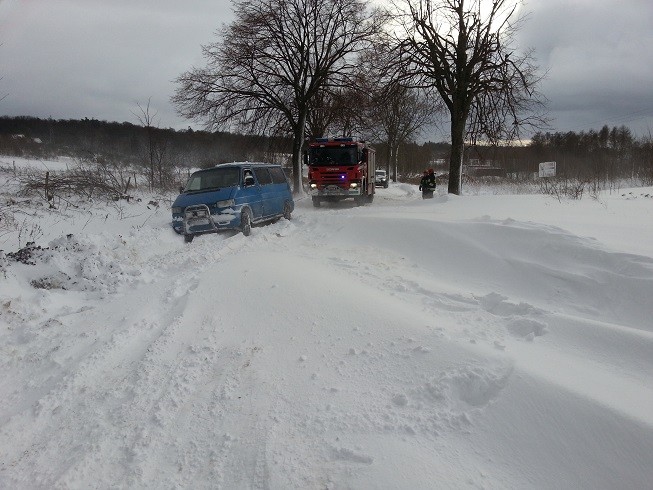 Łęcze. Strażacy wyciągali auto z rowu zdjęcie nr 79718