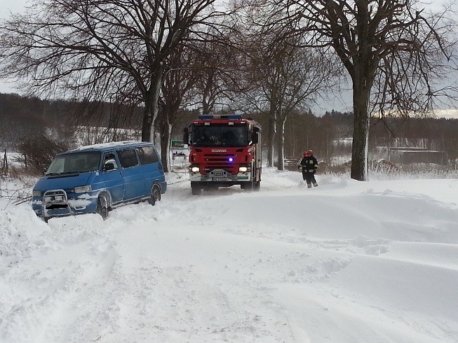 Łęcze. Strażacy wyciągali auto z rowu zdjęcie nr 79720