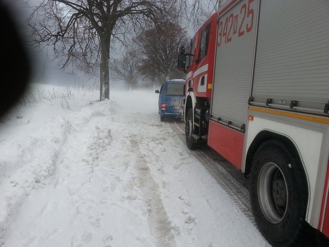 Łęcze. Strażacy wyciągali auto z rowu zdjęcie nr 79721