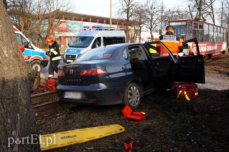 Grunwaldzka: zderzenie tramwaju z osobówką zdjęcie nr 83759