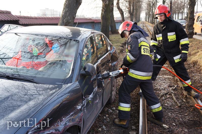 Grunwaldzka: zderzenie tramwaju z osobówką zdjęcie nr 83761