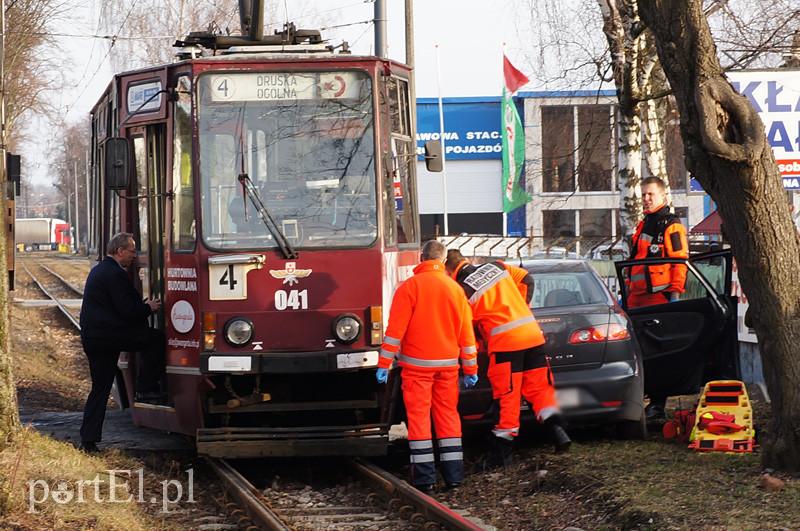Grunwaldzka: zderzenie tramwaju z osobówką zdjęcie nr 83754