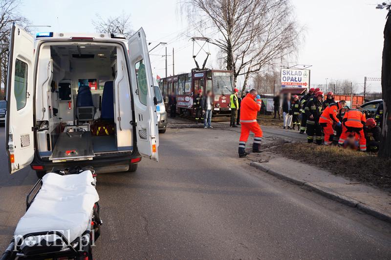 Grunwaldzka: zderzenie tramwaju z osobówką zdjęcie nr 83763