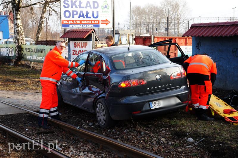 Grunwaldzka: zderzenie tramwaju z osobówką zdjęcie nr 83756