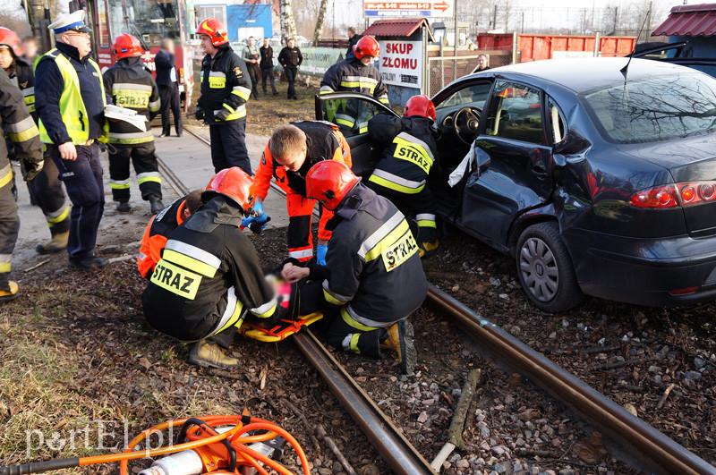 Grunwaldzka: zderzenie tramwaju z osobówką zdjęcie nr 83762