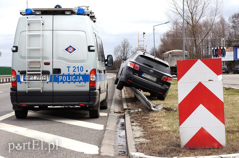 Nietypowe parkowanie. Kierowca pijany? zdjęcie nr 84440