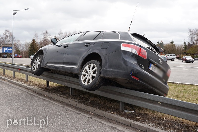 Nietypowe parkowanie. Kierowca pijany? zdjęcie nr 84442