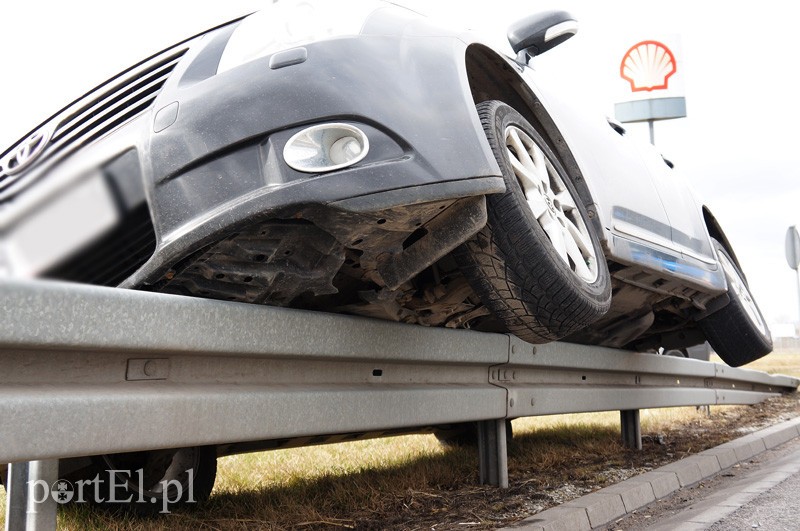 Nietypowe parkowanie. Kierowca pijany? zdjęcie nr 84443