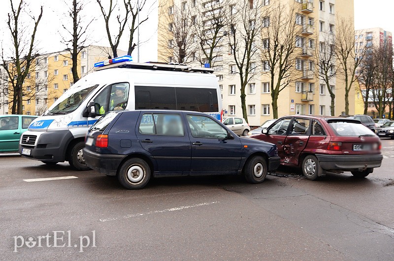 Nowowiejska: zderzenie podczas zawracania zdjęcie nr 84551