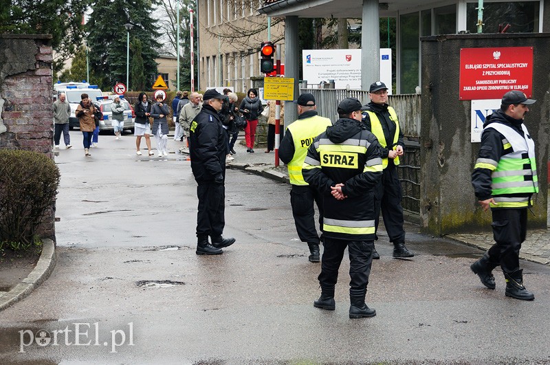 Alarm bombowy w szpitalu przy Komeńskiego zdjęcie nr 84906