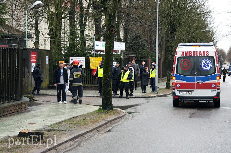 Alarm bombowy w szpitalu przy Komeńskiego zdjęcie nr 84905