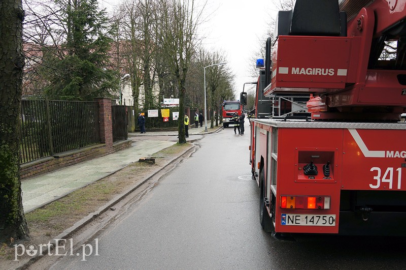 Alarm bombowy w szpitalu przy Komeńskiego zdjęcie nr 84895