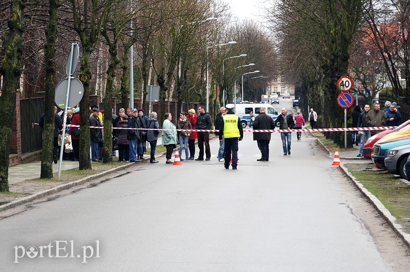 Alarm bombowy w szpitalu przy Komeńskiego zdjęcie nr 84902