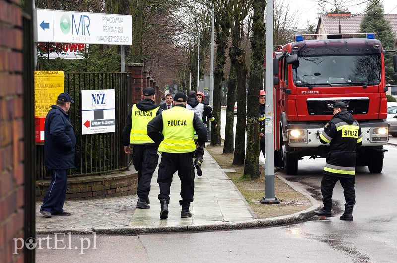 Alarm bombowy w szpitalu przy Komeńskiego zdjęcie nr 84896