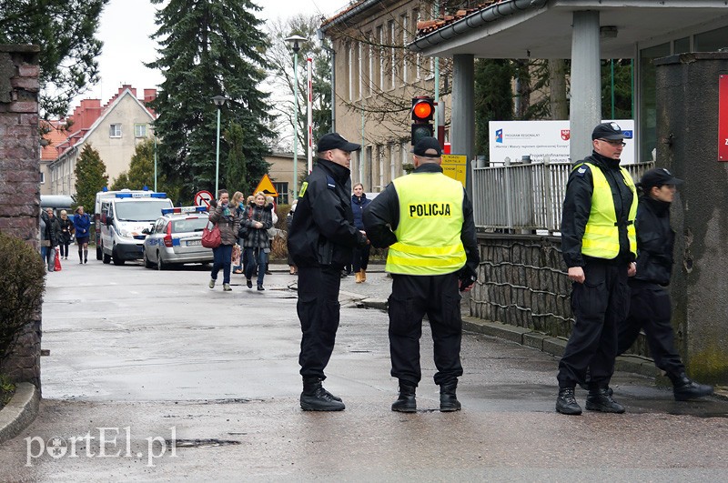 Alarm bombowy w szpitalu przy Komeńskiego zdjęcie nr 84904