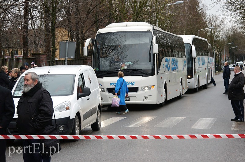 Alarm bombowy w szpitalu przy Komeńskiego zdjęcie nr 84911