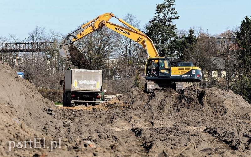 Równają teren pod budowę basenu zdjęcie nr 85155