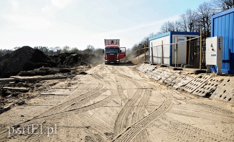 Równają teren pod budowę basenu zdjęcie nr 85152