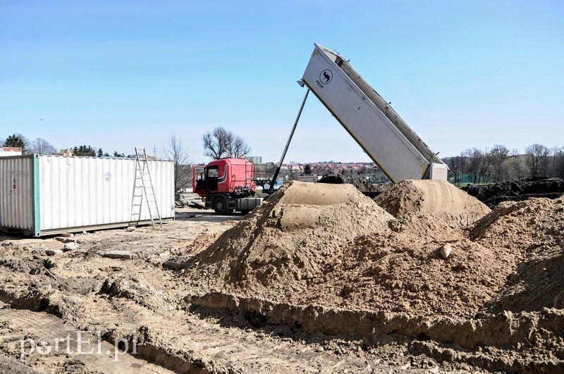 Równają teren pod budowę basenu zdjęcie nr 85159