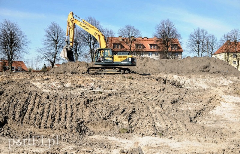 Równają teren pod budowę basenu zdjęcie nr 85160