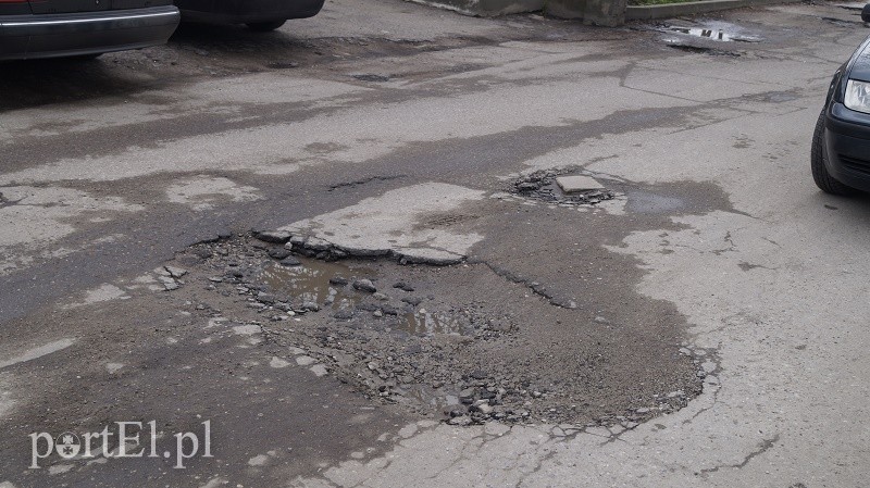 Zdjęcie dziury na ulicy Królewieckiej koło budynku dawnego Plastyku. Autorem zdjęcia jest pani Ania.