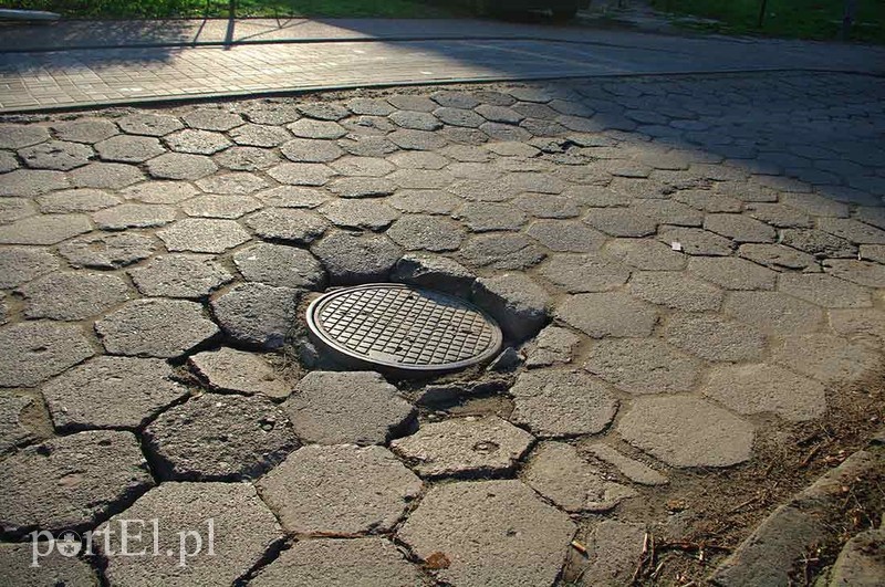Zapadająca się studzienka  na ul. Zajchowskiego przy bramie do Żłobka nr 4. Zdjęcie wykonał pan Krzysztof.