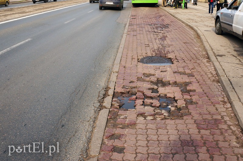 Przystanek przy Al. Grunwaldzkiej po przeciwnej stronie wjazdu do Elzamu.