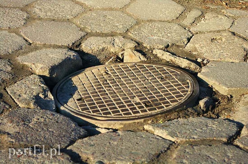 Zapadająca się studzienka  na ul. Zajchowskiego przy bramie do Żłobka nr 4. Zdjęcie wykonał pan Krzysztof.
