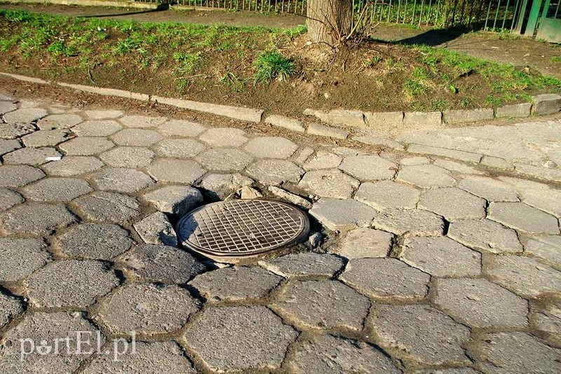 Zapadająca się studzienka  na ul. Zajchowskiego przy bramie do Żłobka nr 4. Zdjęcie wykonał pan Krzysztof.